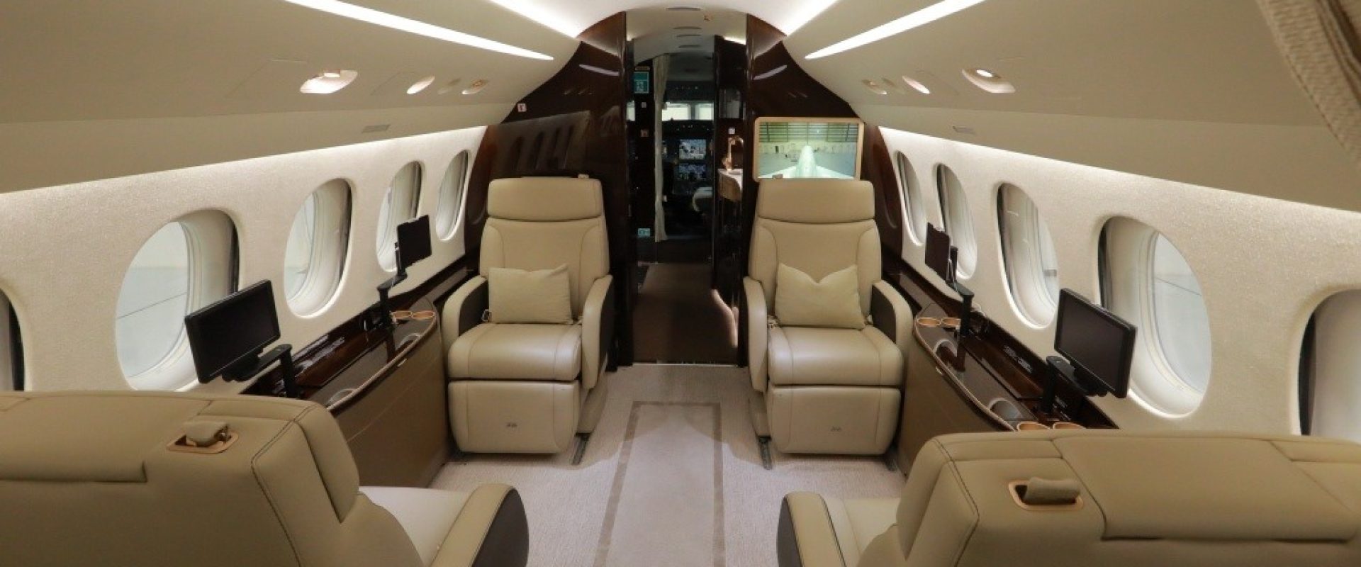 F8X FWD CABIN2